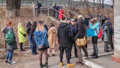 "Больше трёх не собираться"? Нас обманывают