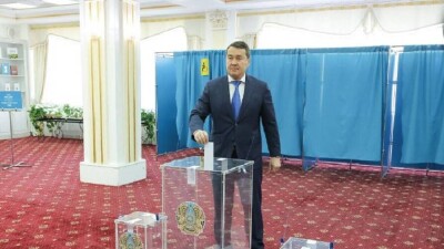 Премьер-министр Смаилов проголосовал на референдуме по Конституции