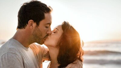 Когда и где был первый поцелуй? Датские учёные установили, с какого времени люди научились целоваться в губы