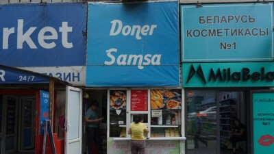 Aiaq или ayaq? Латиница на вывесках в Алматы выглядит странно
