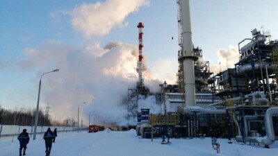 В России горит крупнейший частный нефтеперерабатывающий завод