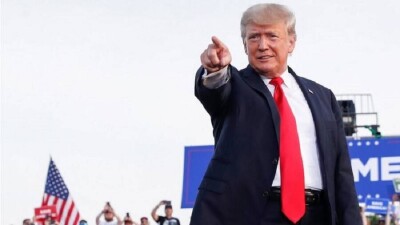 "Мы вернём себе Америку". Трамп провёл первый митинг после ухода с поста президента США