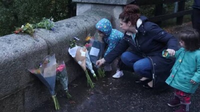 Фото: люди собрались, чтобы почтить память королевы