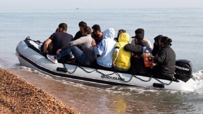 На лодке через Ла-Манш: число доплывших до Британии мигрантов утроилось за год