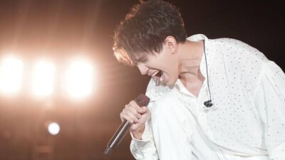 Любовь к Димашу объединяет. Фоторепортаж с первого концерта исполнителя в Алматы