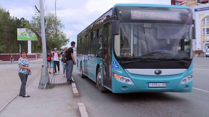 В Караганде автобусы прекращают работу в 8 вечера. Люди возмущены