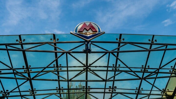 Опасные пандусы и мало лифтов. Инвалид-колясочник попробовал проехать на метро в Алматы
