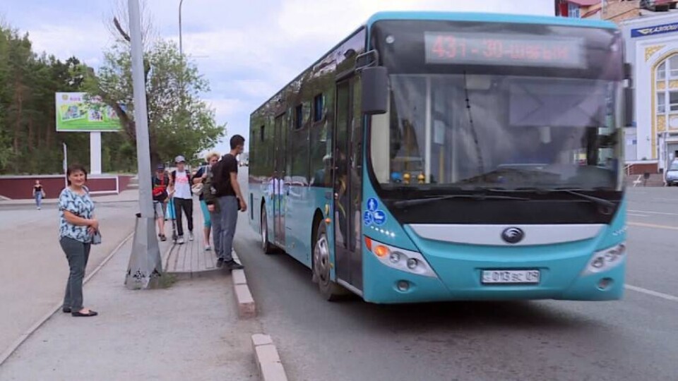 В Караганде автобусы прекращают работу в 8 вечера. Люди возмущены
