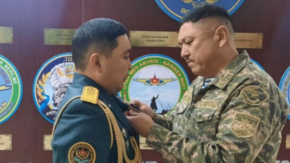 Военного, который спас двоих детей из пожара, наградили