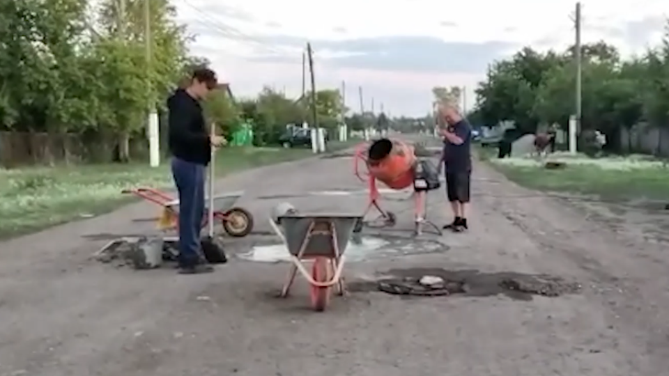 В СКО сельчане самостоятельно ремонтируют дороги