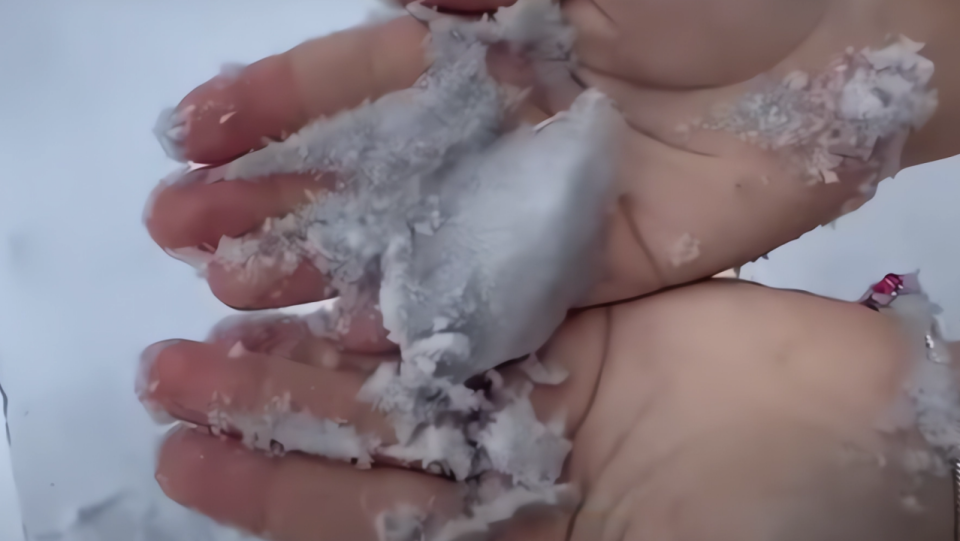На чёрный снег жалуются жители Сатпаева