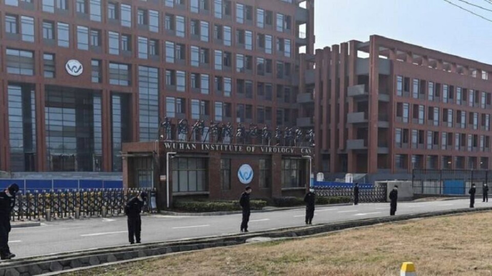 Уханьский институт вирусологии многие в США и мира заподозрили в создании коронавируса. Китайские власти называют это ложью / Фото AFP