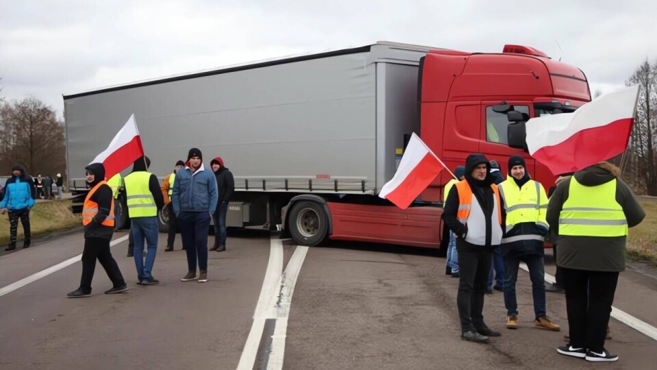 Польские фермеры протестуют против ценового давления, налогов и экологического регулирования, которым недовольны фермеры по всей Европе, а также против импорта сельскохозяйственной продукции и продуктов питания из Украины / Фото Reuters