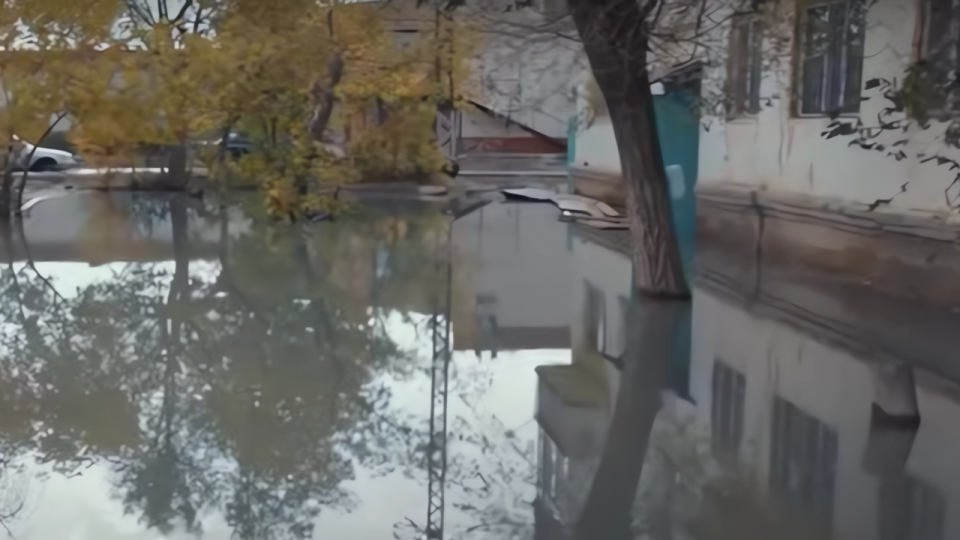 Море из нечистот. Жителям Сатпаева приходится преодолевать зловонный "водоём"