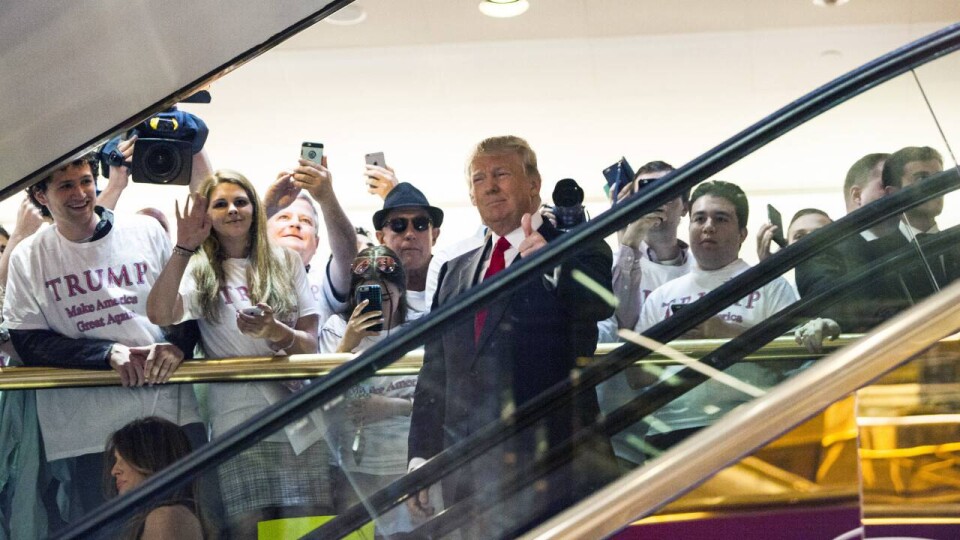 Далёкий 2015-й... Трамп спускается по эскалатору, чтобы объявить миру о своём желании стать президентом / Фото Getty Images
