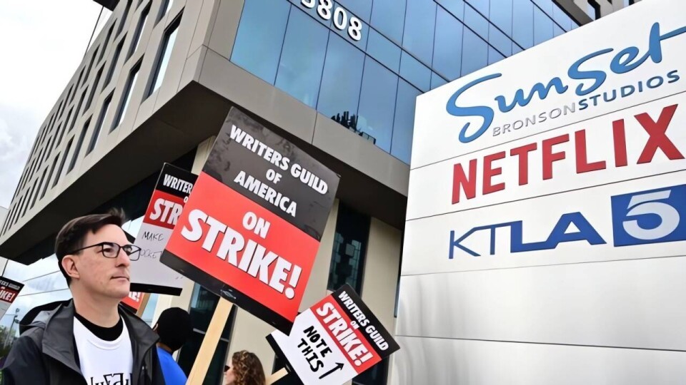 Бастующие сценаристы у здания Netflix в 2023 году. Они требуют, чтобы Netflix заявил, что не будет в будущем пользоваться услугами ИИ / Фото Getty Images