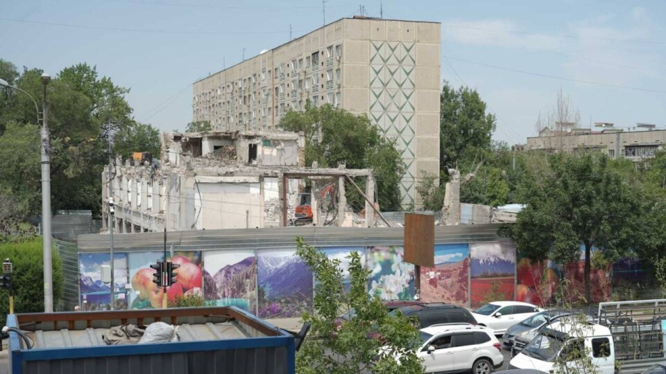 Снос гостиницы "Туркестан" / Фото Informburo.kz