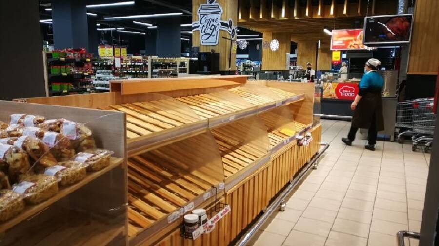 Пустые хлебные полки в одном из центральных супермаркетов Алматы. Утро 11 января / Фото Informburo.kz