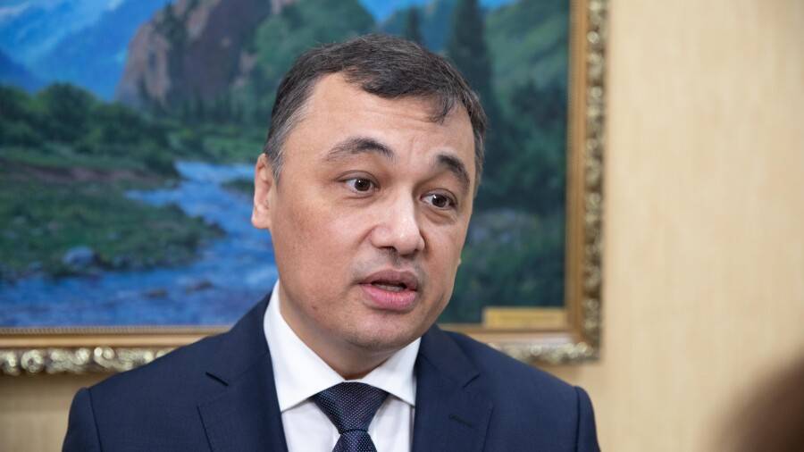 Министр информации прибыл на участок для голосования