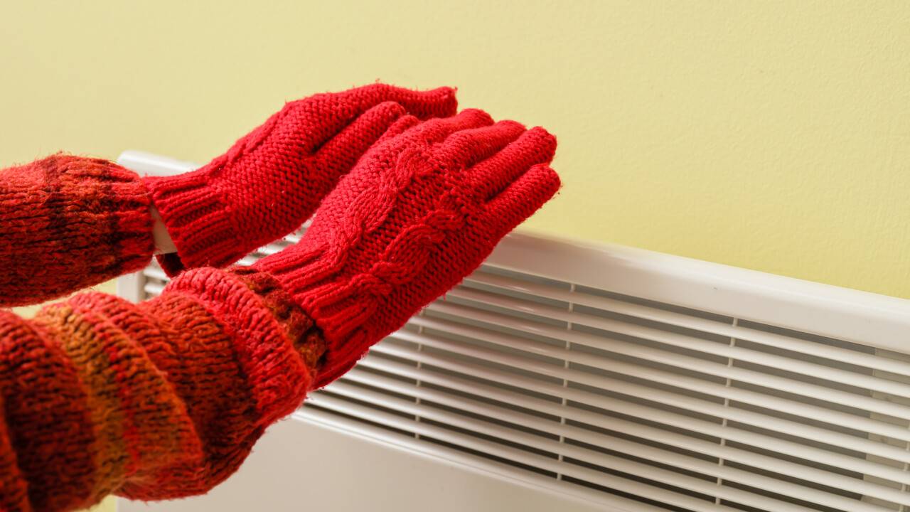 Жители посёлка в Карагандинской области замерзают в квартирах. В чём причина