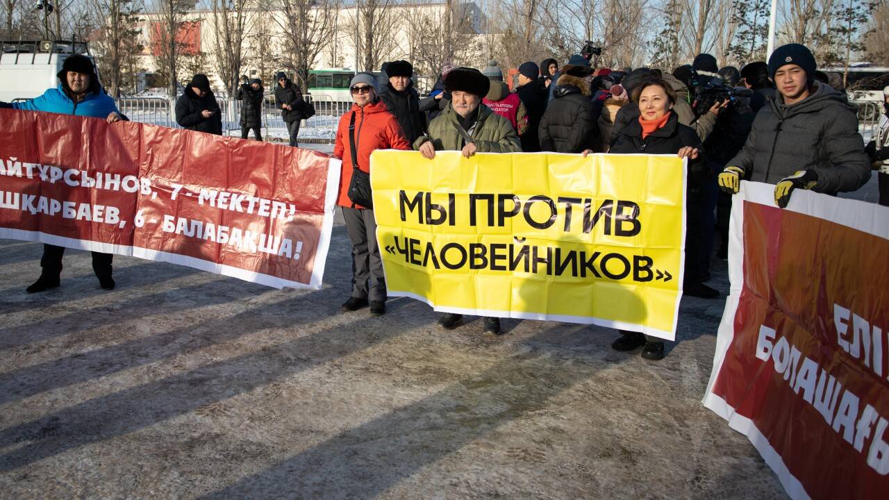 Уплотняющая застройка до митинга довела. Жители Астаны требуют простора