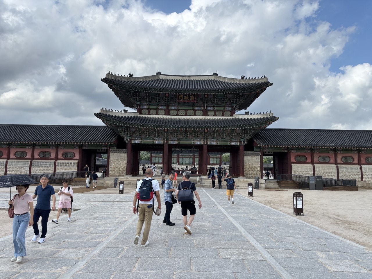 Фотогалереядағы француз жігіттері