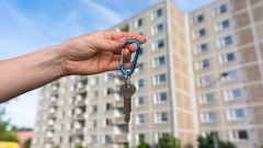 Павлодарда тұрғындар сүрілген үйдің орнына берілуі тиіс пәтерге кіре алмай жүргеніне шағымданды