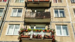 Қызылордада мердігерлер ескі үйлердің көше жақ қабырғасын сәндеп, аулаға қараған тұсын сол күйі қалдырған