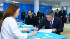 Премьер-министр Олжас Бектенов референдумда алғашқылардың бірі болып дауыс берді