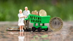 Жұмыс істейтін жандарға зейнетақы төлемеу керек: Светлана Жақыпованың бастамасы туралы сарапшылар пікірі қандай