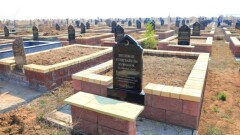 "Әсіре сәндеуге рұқсат жоқ": Қазақстанда зират көтеру мен құлпытас қоюдың тәртібі қандай