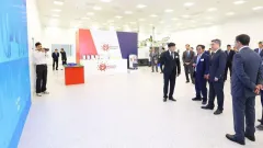 Олжас Бектенов "Қазақмыс" қолдауымен салынған медициналық бұйымдар зауытының жұмысымен танысты