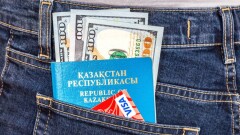 "Тұратын орын мен тамақ тегін". Қазақстандықтар неге шетелге көшуге бейім?