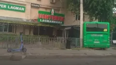 Алматыда жеңіл көлікпен соқтығысқан автобус ғимаратқа кіріп кетті