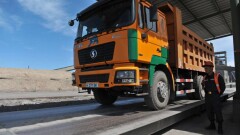 Берік Қамалиев: 40 тоннаға дейін жүк таситын қытайлық көліктер жолды тоздырып отыр