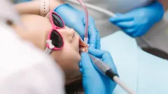 Астанада 18 тісін емдеткеннен кейін көз жұмған үш жасар қыздың өліміне қатысты сот үкімі жарияланды