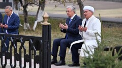 Мемлекет басшысы Шоқан Уәлихановтың бейітіне зиярат етіп, Құран оқытты