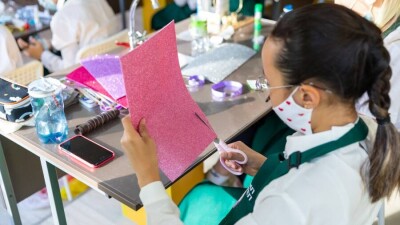 Оқушыларымен 7-сыныптан бастап кәсіптік бағдар беруші маман жұмыс істейді