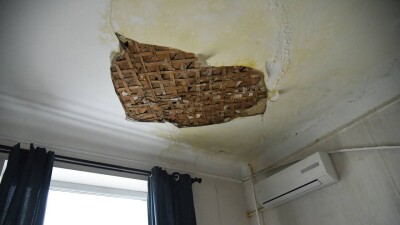 Жезқазғанда 37 миллионға жөнделген перзентхананың төбесі бірінші нөсерден соң тесіліп қалды