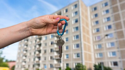 Павлодарда тұрғындар сүрілген үйдің орнына берілуі тиіс пәтерге кіре алмай жүргеніне шағымданды
