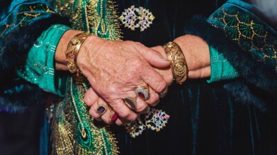 Әйелдердің зейнетке шығу жасын төмендету жөніндегі петицияға 120 мыңнан астам адам қол қойды