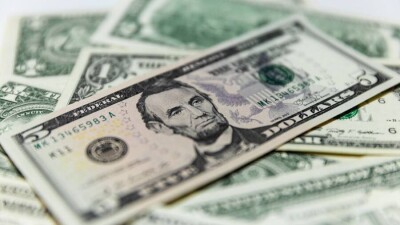 Экономист доллардың қымбаттауы туралы: Бұл теңгенің рубль соңынан еруіне байланысты