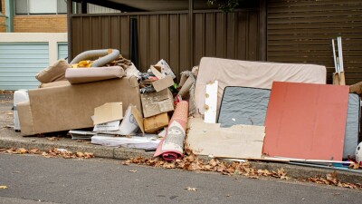 Ерінген ақтаулықтар қоқыс пен жиһазды көп қабатты үйдің терезесінен лақтырып жатыр