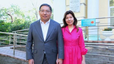 Алматы әкімі әйелімен бірге референдумда дауыс берді