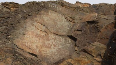 "Құрылысқа пайдаланып жатыр". Қазақстанда мыңжылдық тарихы бар таңбалы тастарға қауіп төніп тұр