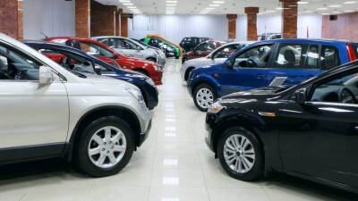 Автокөлік салоны қосымша құрылғы сатып алуға міндеттесе не істеу керек? Заңгер кеңесі