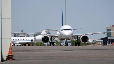 Рейс кешіккенде әуе компаниясы жолаушыға қандай қызметтерді тегін ұсынуы тиіс?