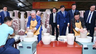 Тоқаев пен Вьетнам президенті қыш құмыра жасап көрді