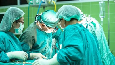 АҚШ хирургтері алғаш рет адамға жасанды жүрек салу отасын сәтті жасады