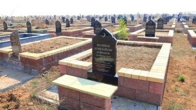 "Әсіре сәндеуге рұқсат жоқ": Қазақстанда зират көтеру мен құлпытас қоюдың тәртібі қандай